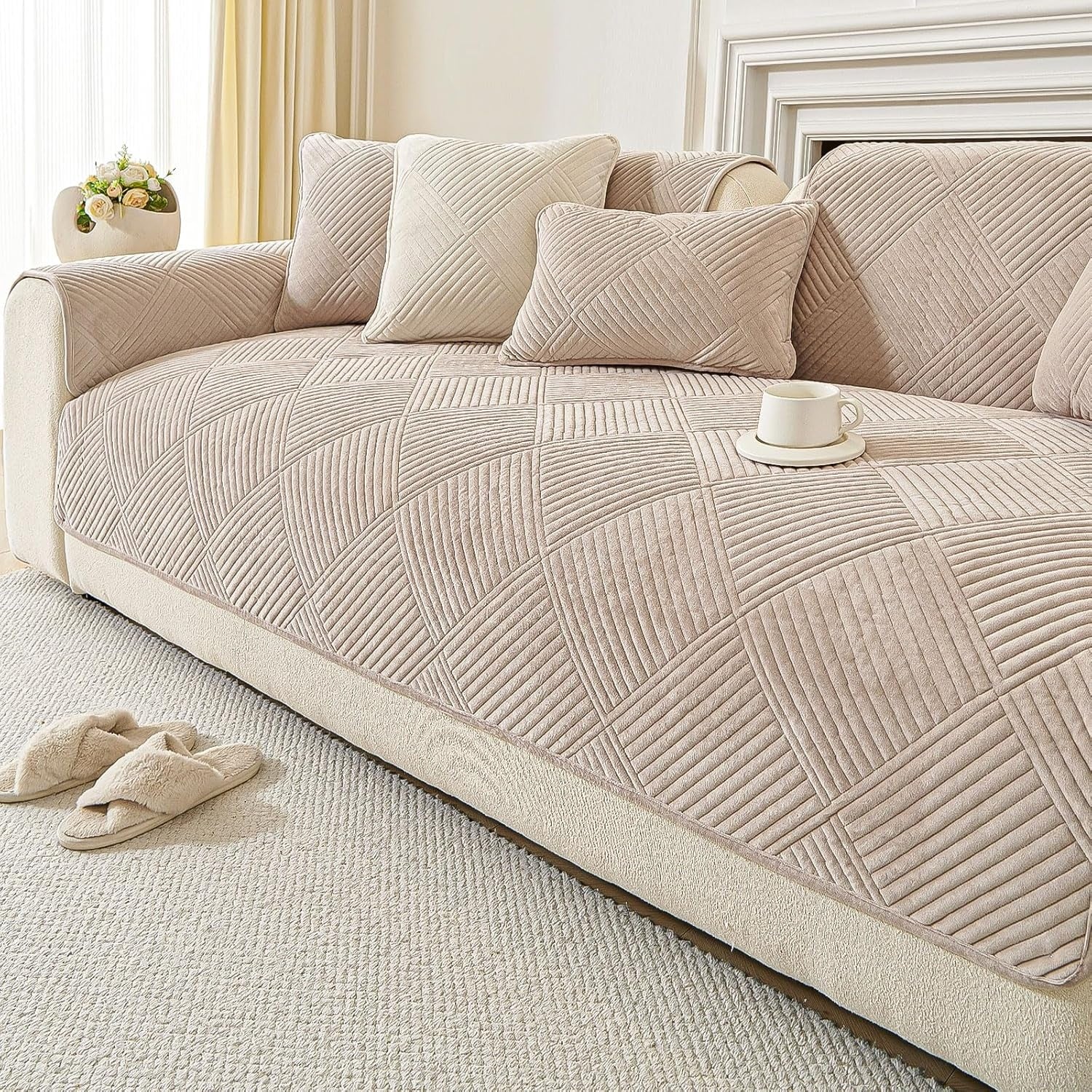 Protezione in Velluto Morbido per Divano Tre Posti con Fondo Antiscivolo Adatta a Case con Animali Colore Latte